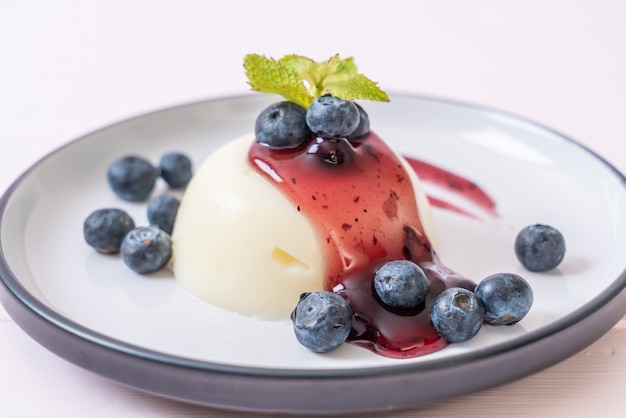 yoghurtpudding met verse bosbessen