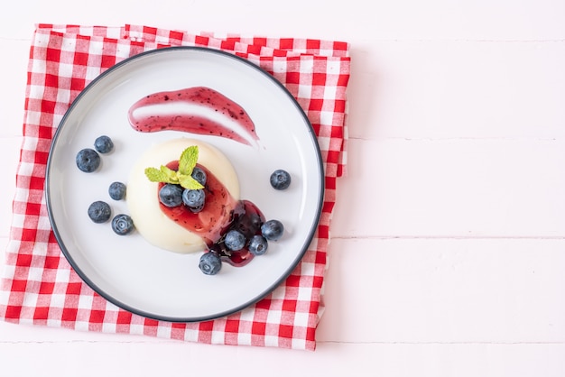 Yoghurtpudding met verse bosbessen