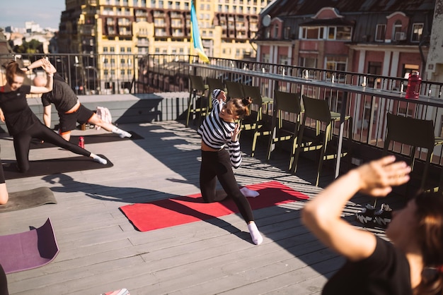 Yogi-vrouw en diverse groep sportieve mensen die yoga beoefenen