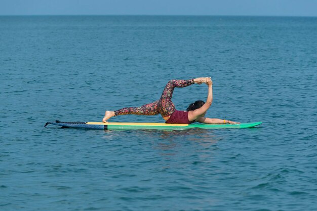 Foto yogini yoga aan boord