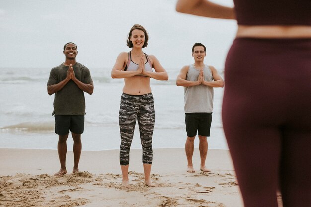 Yogi che si godono una sessione in spiaggia