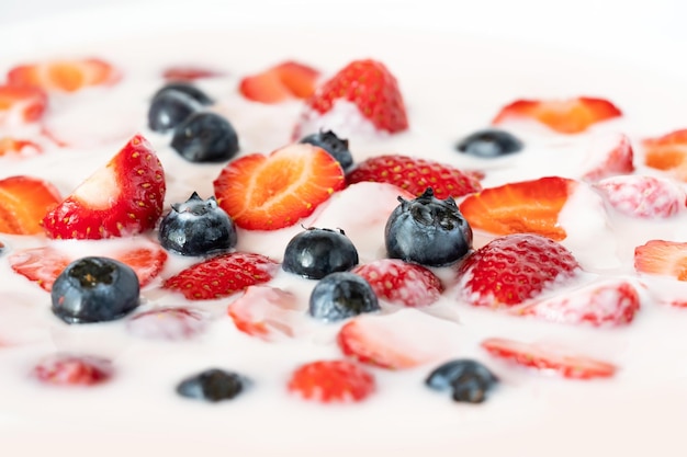 Foto yogurt di fragole e mirtillo.