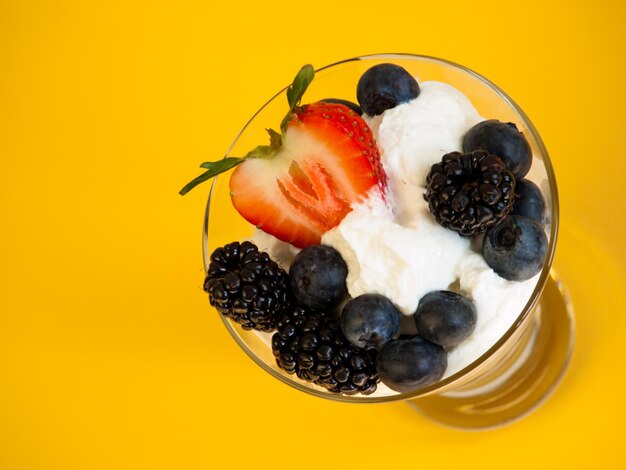 Photo yogurt parfait with blueberries, blackberries, strawberries, and granola.