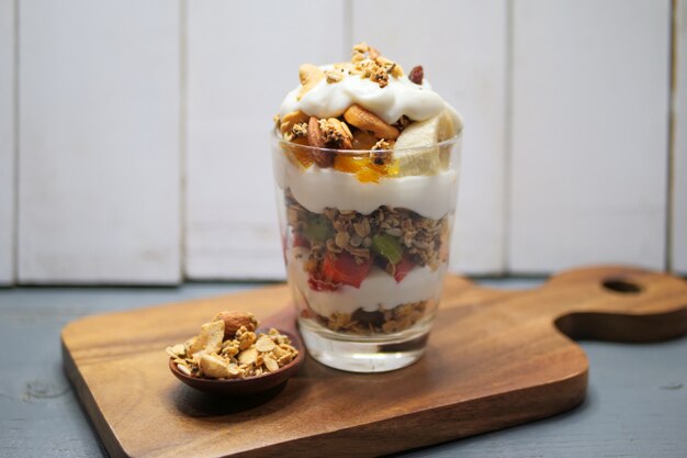 Parfait allo yogurt con muesli e frutta fresca, concetto di sana colazione