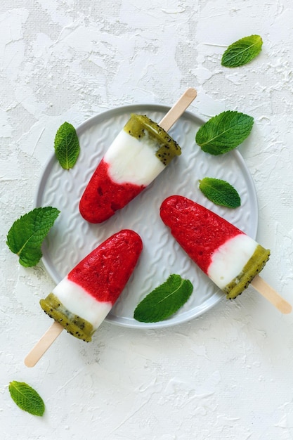 Yogurt popsicle with strawberries and kiwi