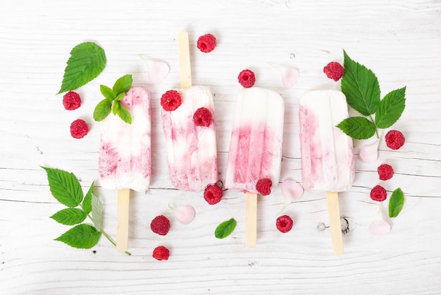 Йогуртовое мороженое со свежей малиной на деревянном фоне вид сверху