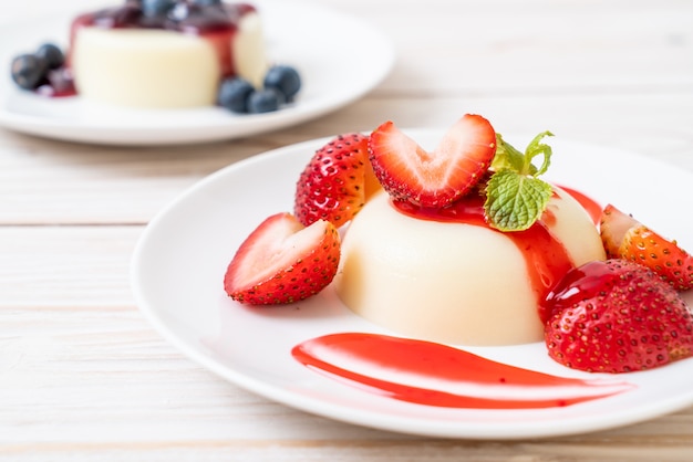 yogurt pudding with fresh strawberries