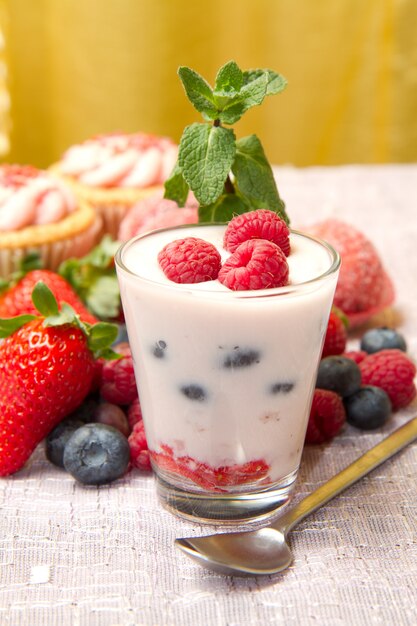 Yogurt with berries and cupcake