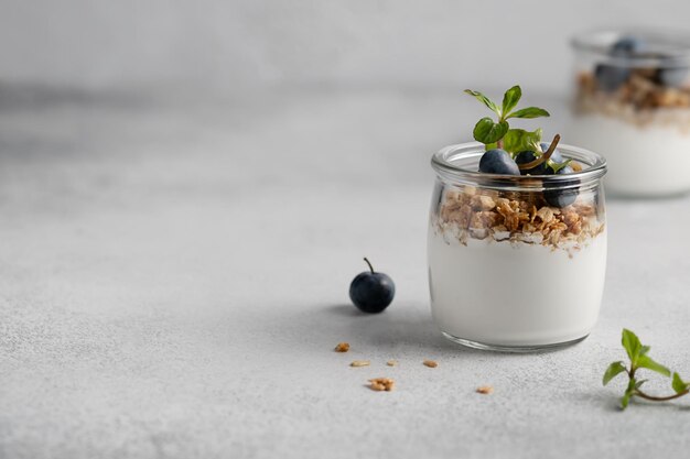 Photo yogurt with berries and muesli in a glass jar