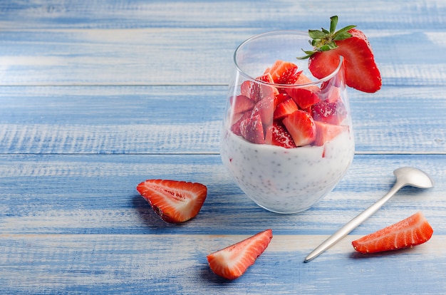 Yogurt con semi di chia e fragole