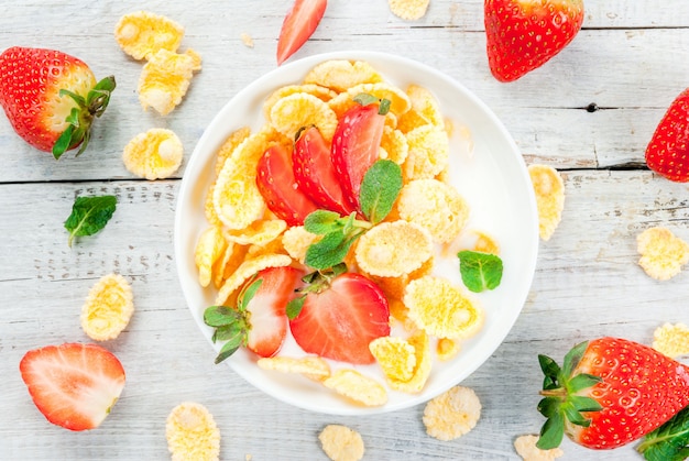 Yogurt with cornflakes and strawberries