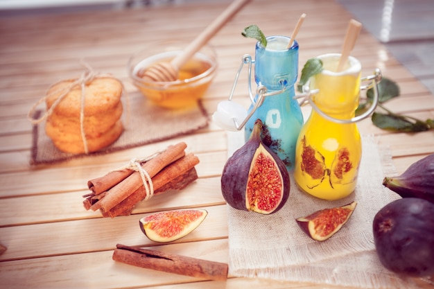 Photo the yogurt with a fig in glass jars and cinnamon, cookie and honey