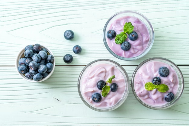 Photo yogurt with fresh blueberries