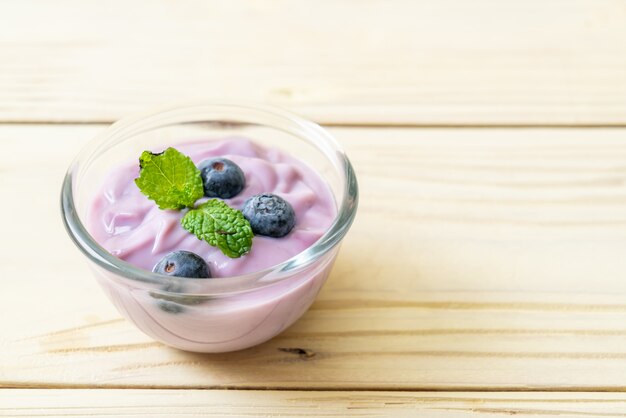 Photo yogurt with fresh blueberries