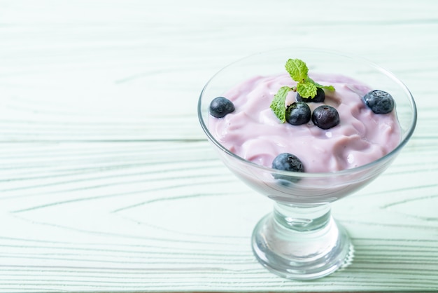 Yogurt with fresh blueberries