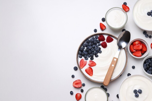 Photo yogurt with fruit on a white background