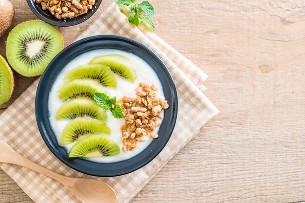 yogurt with kiwi and granola 