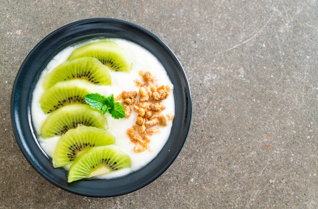 yogurt with kiwi and granola 