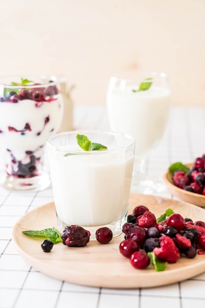 Yogurt con bacche miste