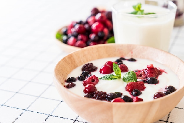 Photo yogurt with mixed berries