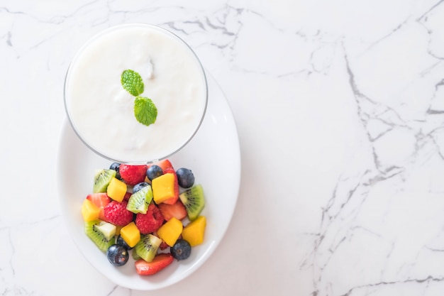 yogurt with mixed fruit 