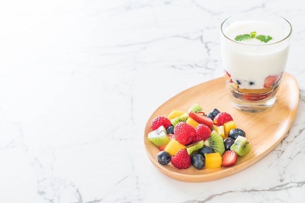 yogurt with mixed fruit 