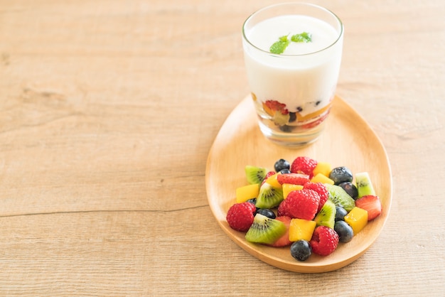 yogurt with mixed fruit 