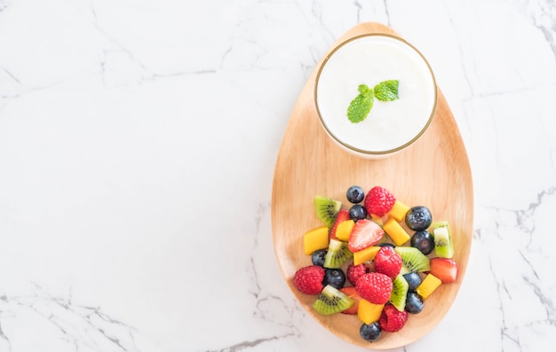 yogurt with mixed fruit 