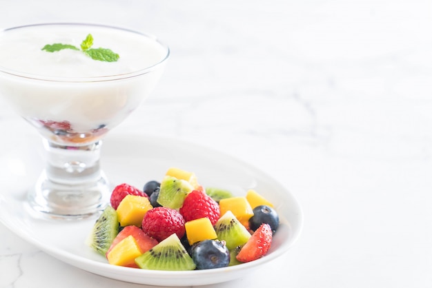 yogurt with mixed fruit