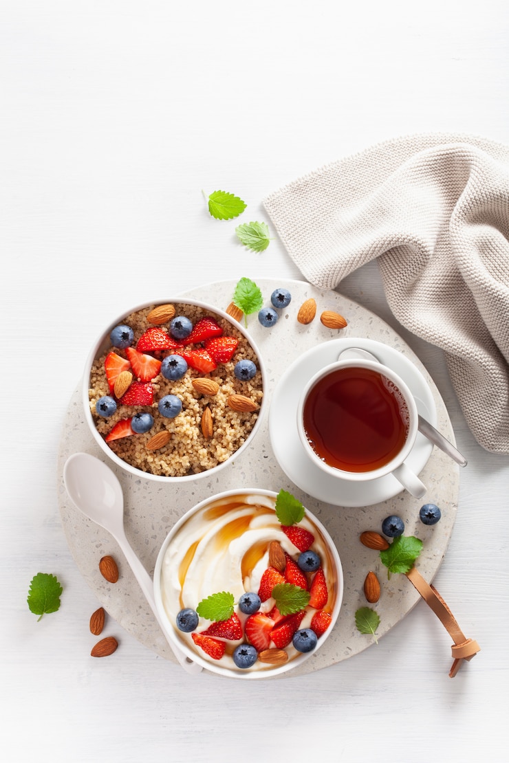 Photo yogurt with strawberry blueberry honey almond and quinoa for breakfast