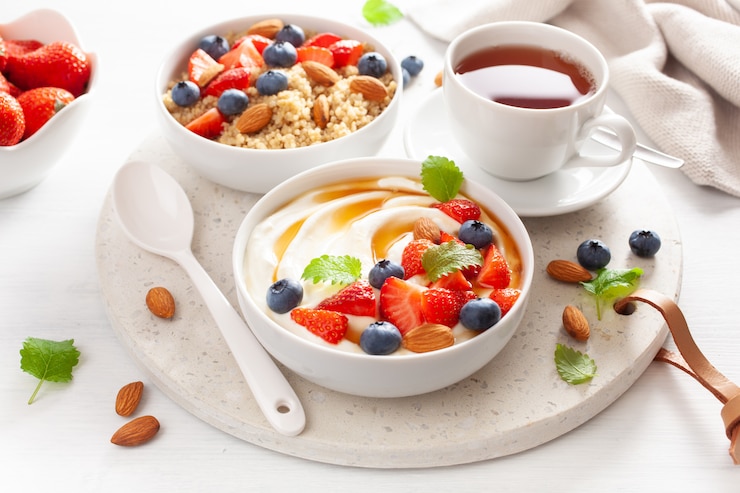 Photo yogurt with strawberry blueberry honey almond and quinoa for breakfast