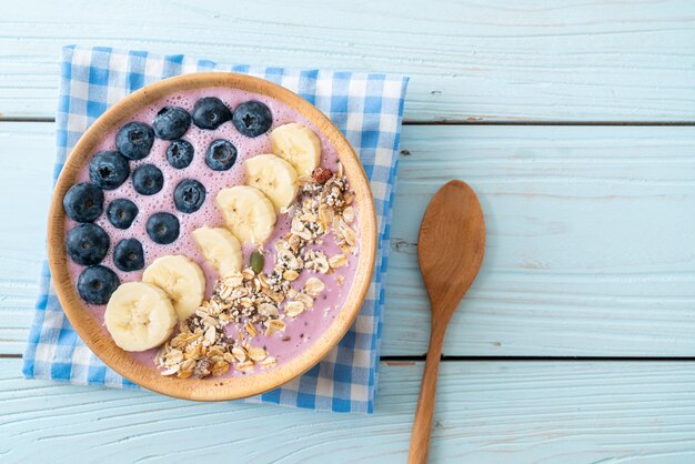 Photo yogurt or yoghurt smoothie bowl with blue berry, banana and granola - healthy food style