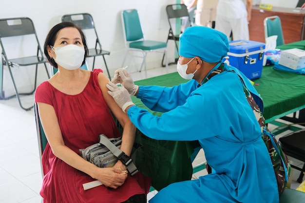 Джокьякарта, индонезия - 17 января 2022 года: программа вакцинации от covid-19, проводимая армией индонезии