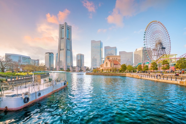 日本の日没時の横浜市のスカイライン