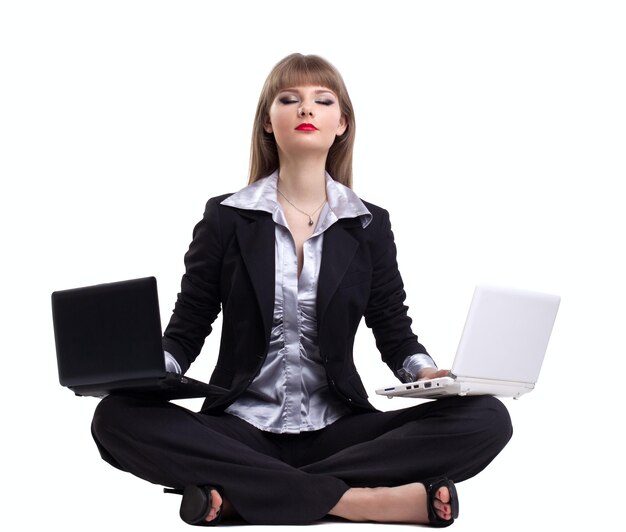 Йонг деловая женщина в йоге с двумя ноутбуками