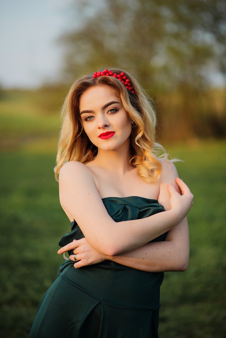 Photo yong elegant blonde girl at green dress on the garden in spring.