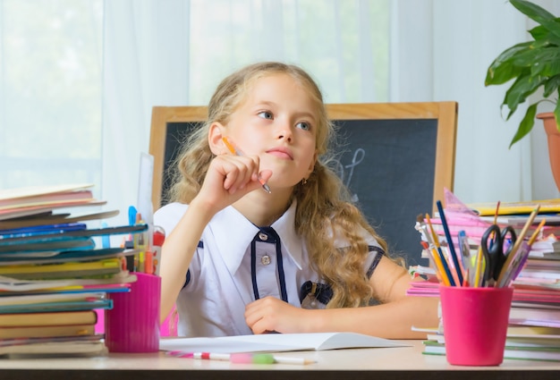 龍学校の女の子は彼女の宿題を作る