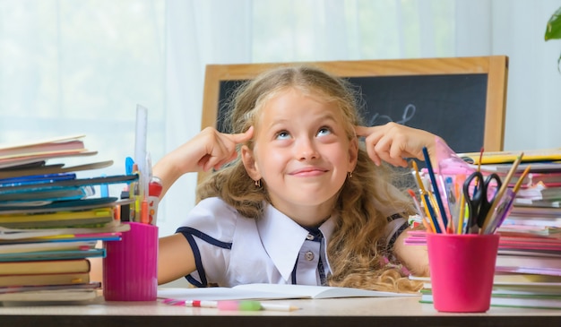 Yong schoolmeisje maakt haar huiswerk