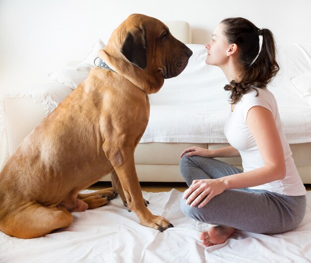 Yong Woman en haar hond in huis