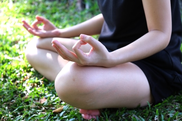 Foto yong donna yoga all'aperto in giardino. rilassarsi nella natura