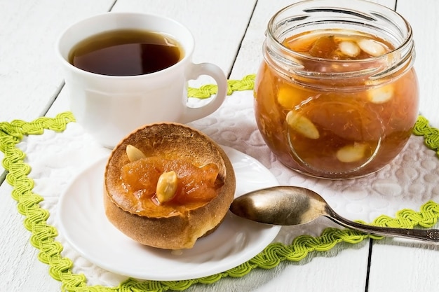 Yorkshire pudding met appeljam en een kopje thee