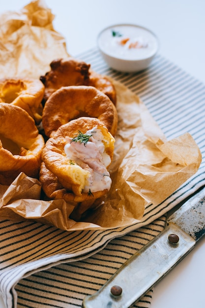 Yorkshire pudding met gerookte zalm en zure room op bakpapier