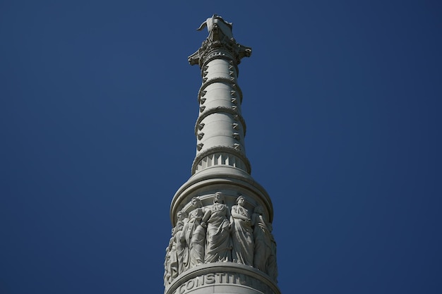 Памятник Победы в Йорктауне на поле битвы в штате Вирджиния