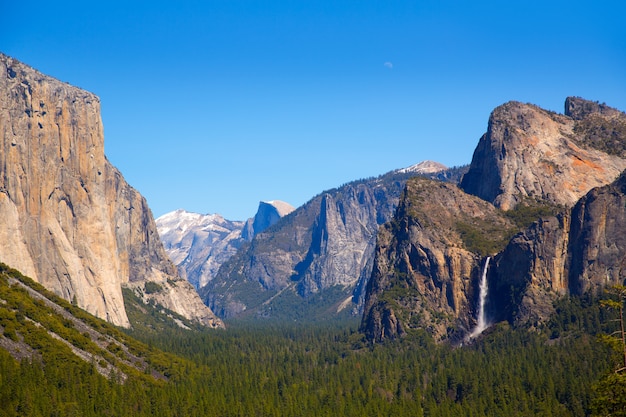 写真 カリフォルニアのヨセミテエルキャピタンとハーフドーム