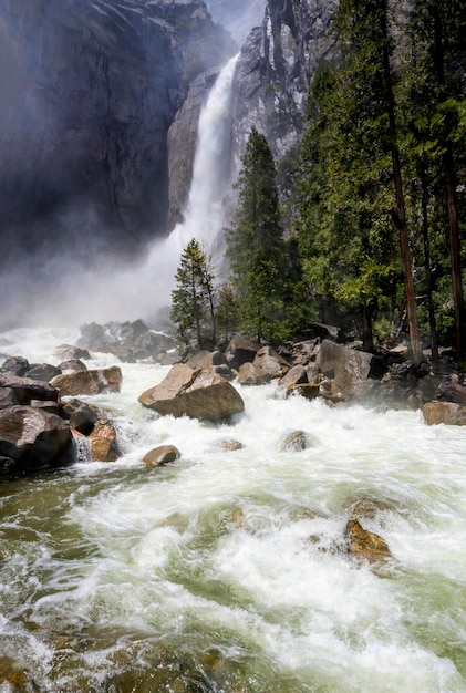 Foto yosemite lower fall con un potente flusso d'acqua california national park