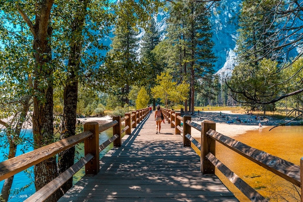 ヨセミテ国立公園、カリフォルニア州アメリカ合衆国。ヨセミテ渓谷のスウィンギングブリッジの少女。縦の写真