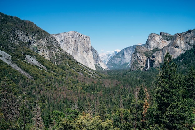 Yosemite national park paesaggio scenario il pothole dome california usa. giornata di sole con un bel cielo azzurro in estate. foresta di alberi verdi con vista sulla natura di alta montagna.