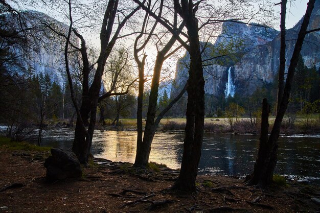 Yosemite valley aan de rivier met uitzicht op el capitan en bridalveil fall