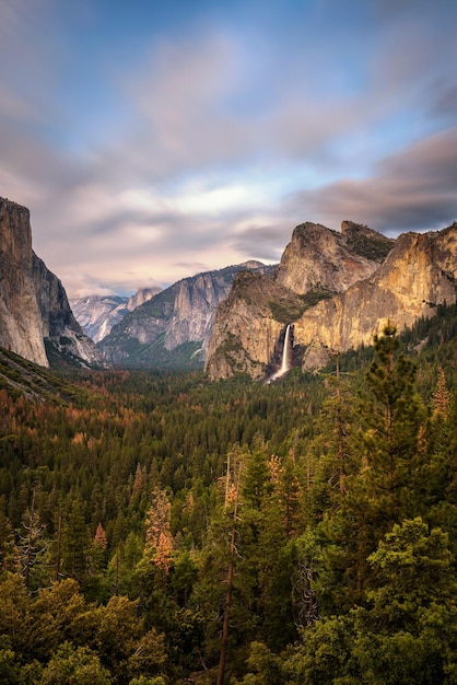 Yosemite Valley en Bridalveil Fall bij zonsondergang