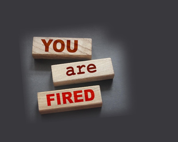 Sei licenziato scritto su un blocco di legno con copyspace la forza lavoro di crisi ha tagliato il concetto di business